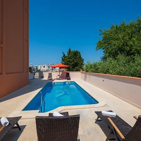 Beautiful In With Swimming Pool Διαμέρισμα